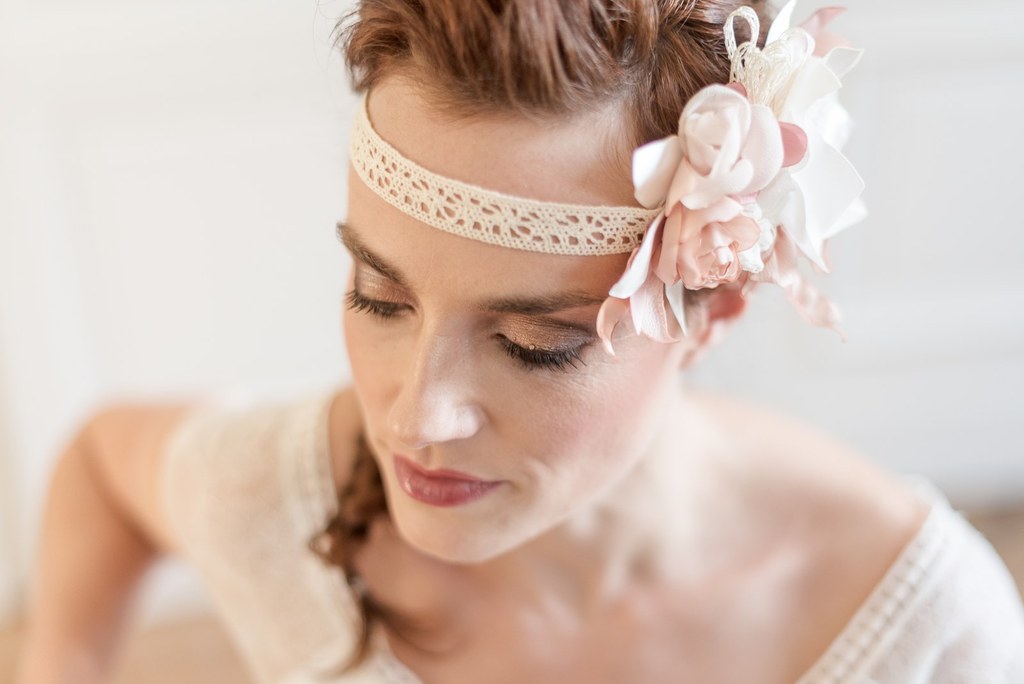 Alice Marty Créatrice d'accessoires mariage Headband fleuri sur dentelle pavot et feuilles
