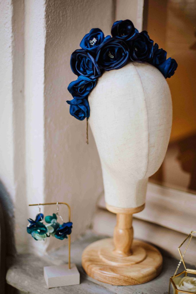 Alice Marty Couture florale Couronne de fleurs mariée tissu bleu pantone