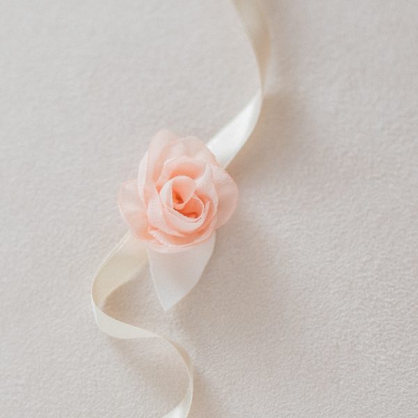 Bracelet fleuri enfant cortège mariage Rose en mousseline montée sur ruban de satin Alice MARY Artisan d'art Accessoire Albi Toulouse