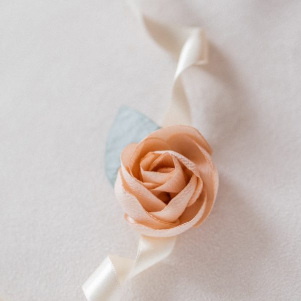 Bracelet fleuri mariée Rose ou coquelicot monté sur ruban de satin Alice Marty Artisan d'art Albi Toulouse