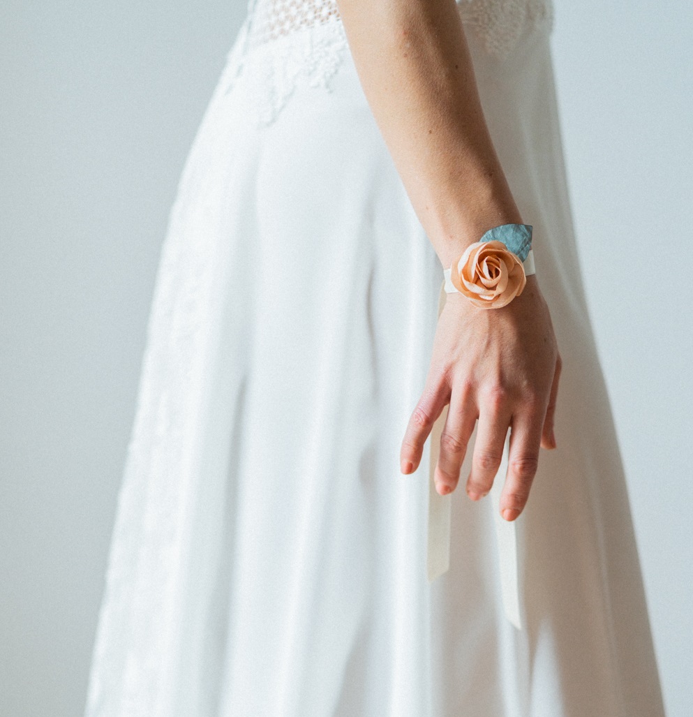 Bracelet fleuri mariée Rose ou coquelicot monté sur ruban de satin Alice Marty Artisan d'art Albi Toulouse