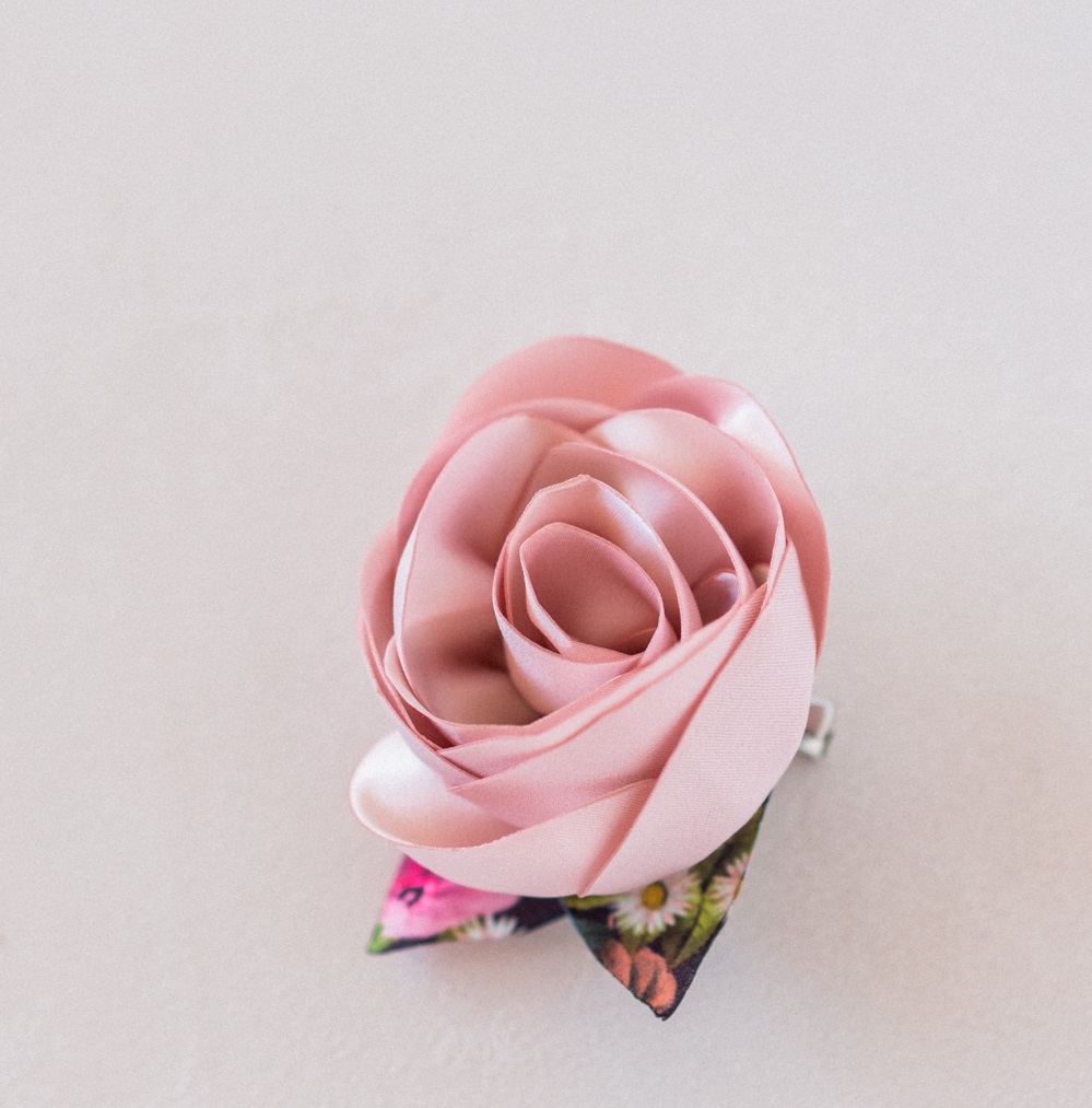 Broche Madeleine Rose en tissu Alice Marty Couture florale Créatrice mariage Albi Toulouse