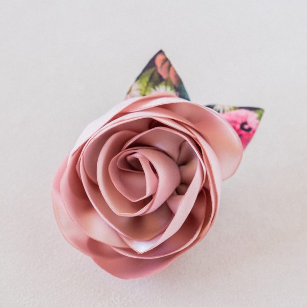 Broche Madeleine Rose en tissu Alice Marty Couture florale Créatrice mariage Albi Toulouse