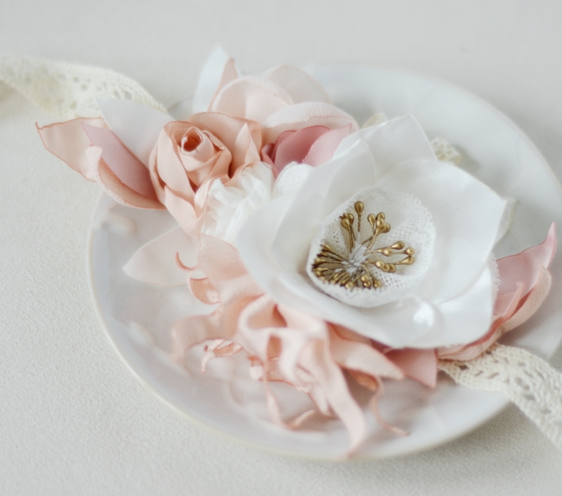 Alice Marty Créatrice d'accessoires mariage Headband fleuri sur dentelle pavot et feuilles
