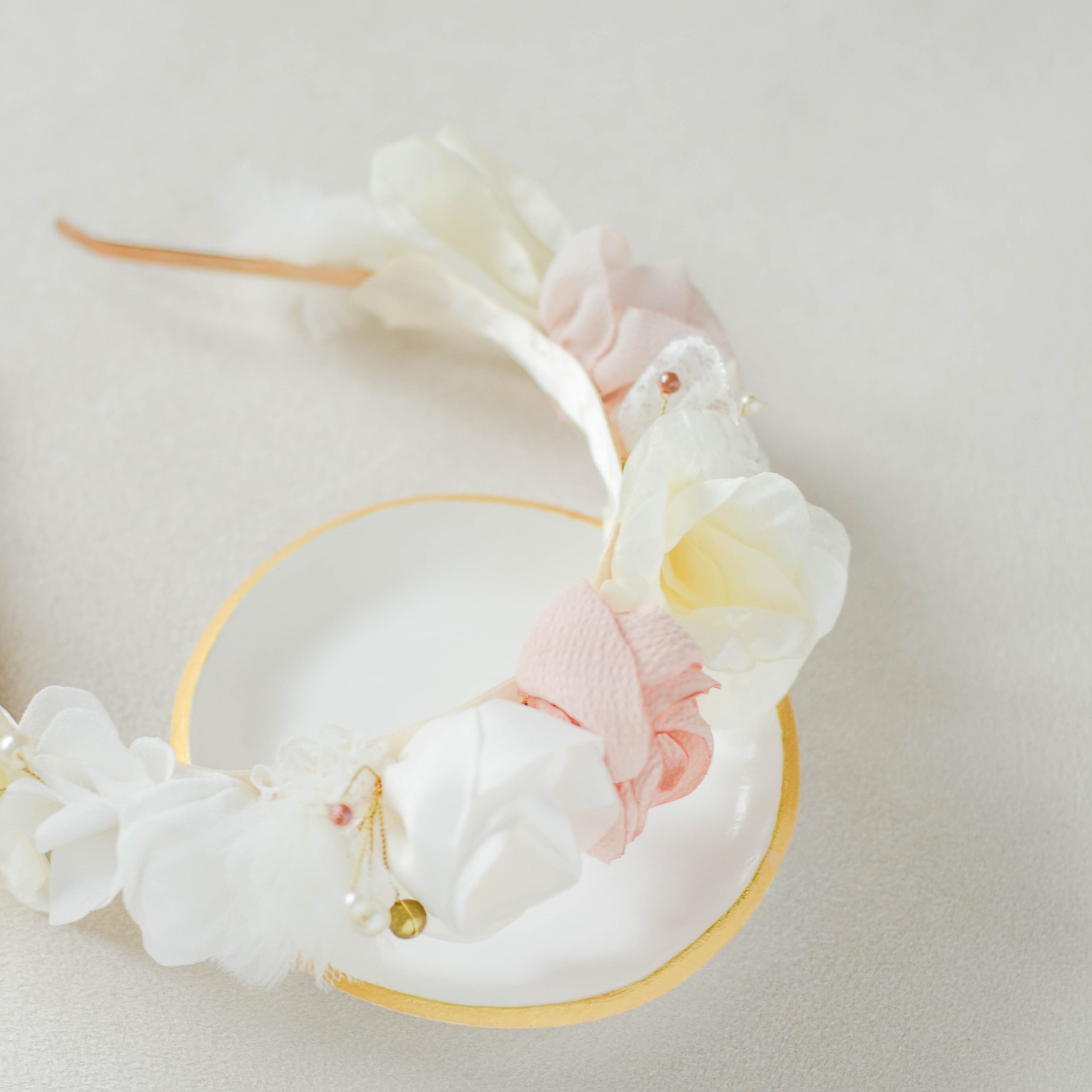 Alice Marty Créatrice d'accessoires mariage demi couronne fleurie ivoire nude rose pâle